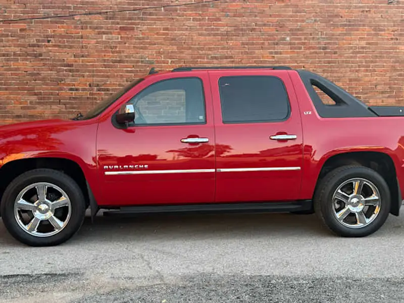 2010 Chevrolet Avalanche LTZ — photo 2 of 8