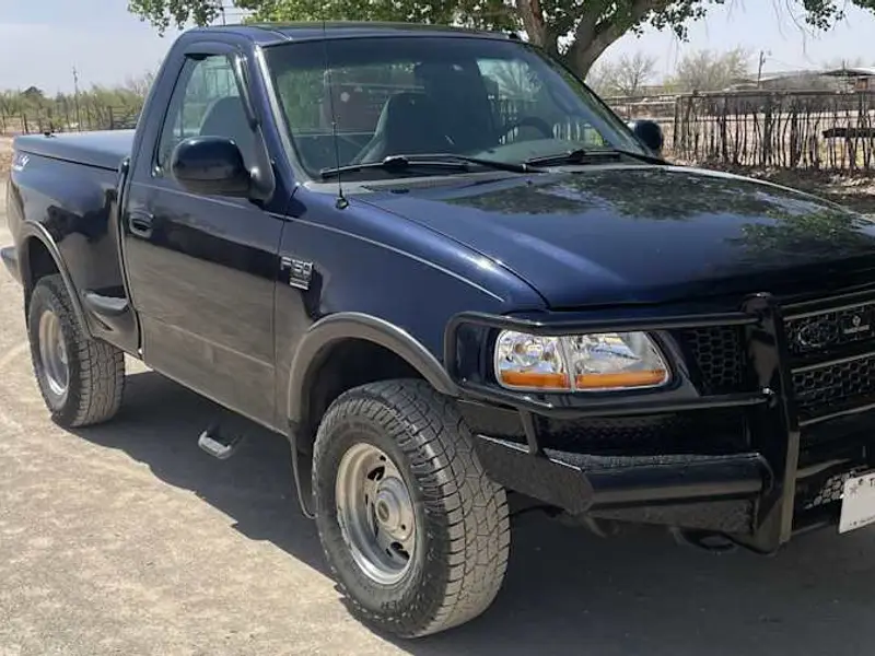 2002 Ford F-150 XLT — photo 3 of 8