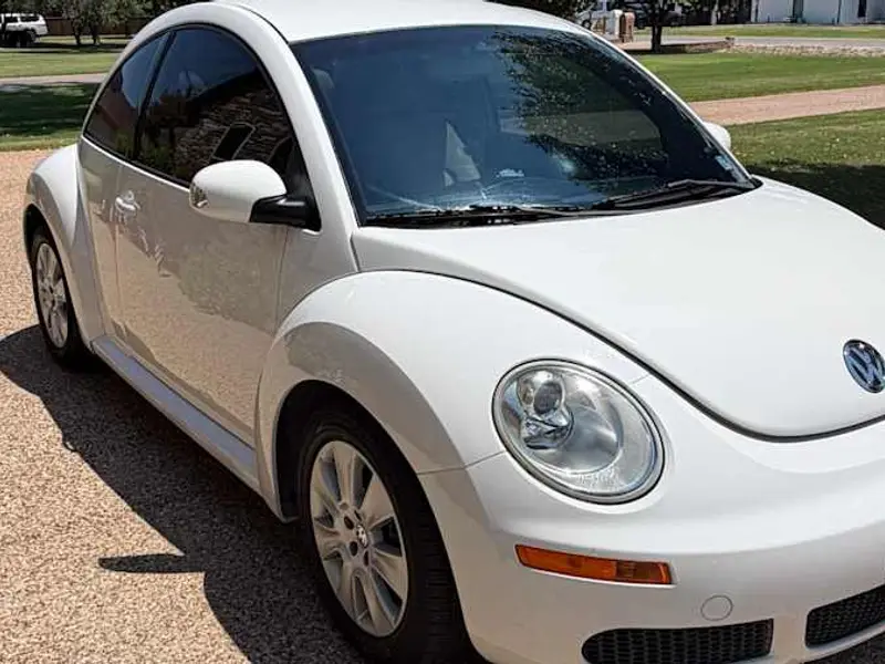 2010 Volkswagen New Beetle — photo 6 of 8