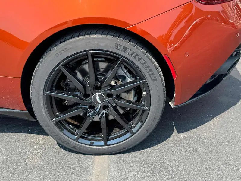2017 Aston Martin DB11 — photo 7 of 8