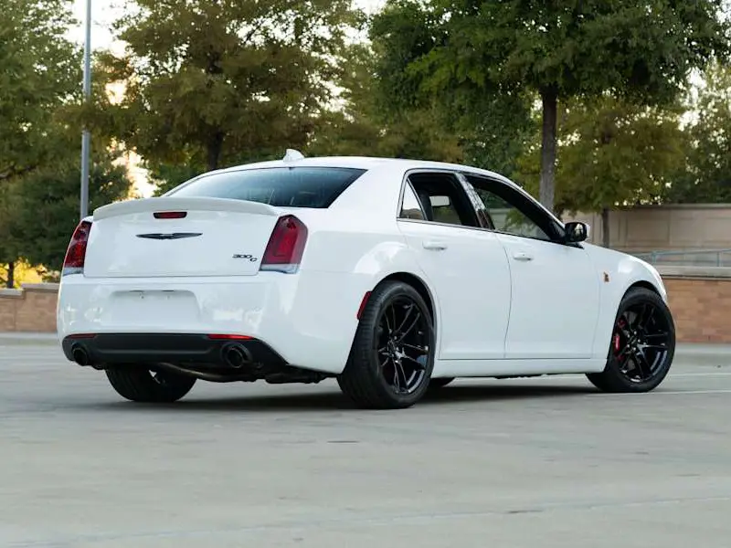2023 Chrysler 300C — photo 3 of 8