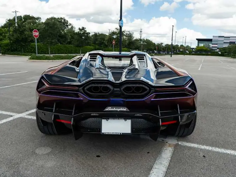 2025 Lamborghini Revuelto — photo 5 of 8