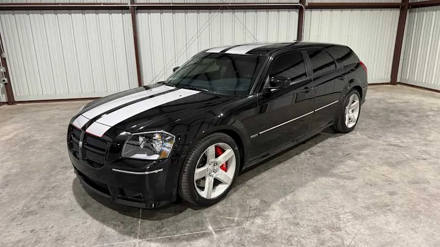 Black 2006 Dodge Magnum SRT-8