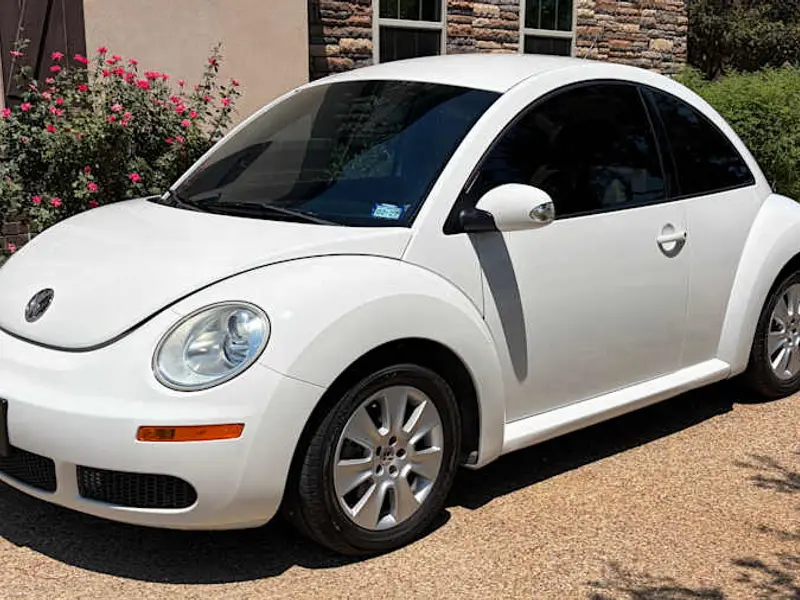 2010 Volkswagen New Beetle — photo 1 of 8