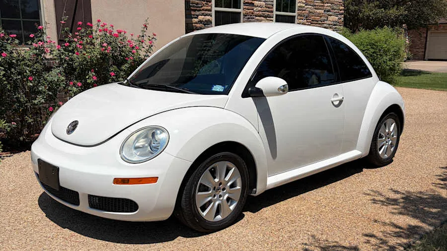 White 2010 Volkswagen New Beetle