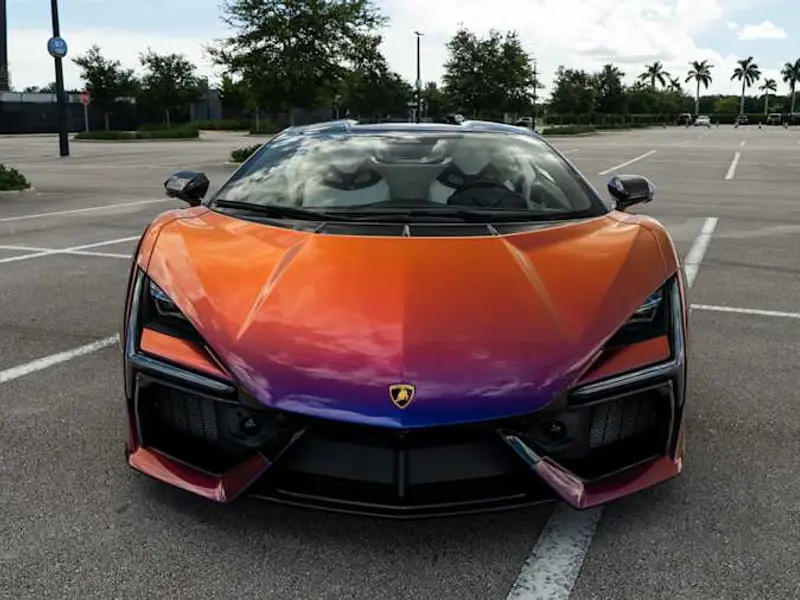 2025 Lamborghini Revuelto — photo 4 of 8