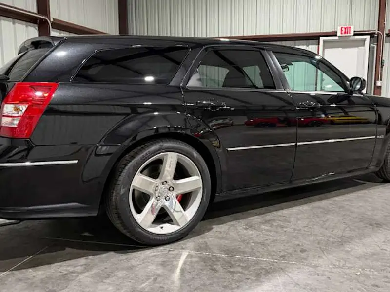 2006 Dodge Magnum SRT-8 — photo 3 of 8