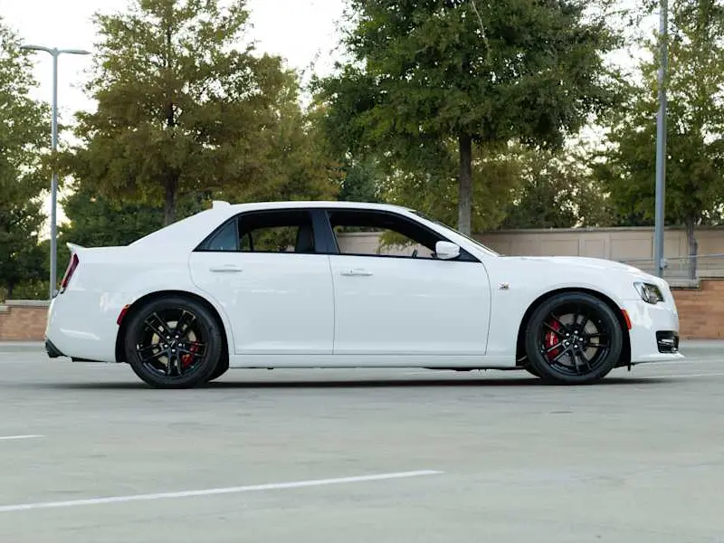 2023 Chrysler 300C — photo 2 of 8